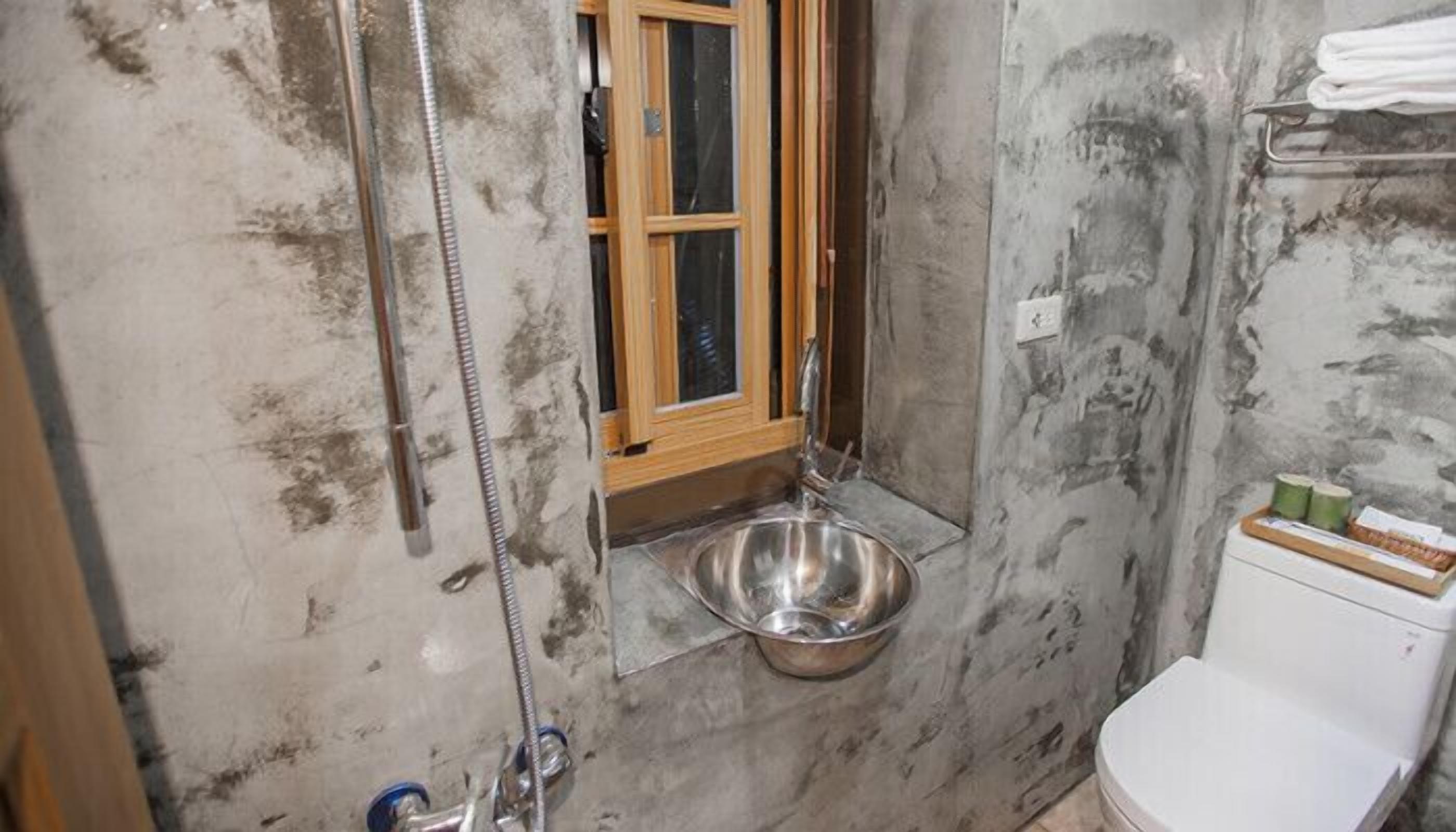 shared dormitory | bathroom | shower, free toiletries, hair dryer, slippers