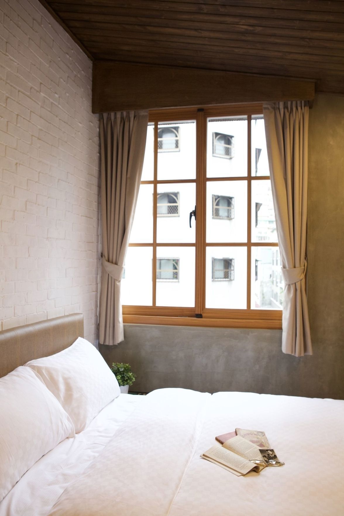 Egyptian cotton sheets, premium bedding, down comforters, desk