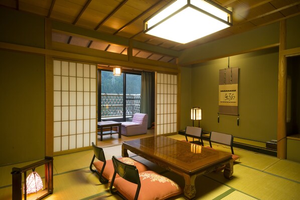 ห้องทราดิชันนัล (Run of House, Japanese Style) | ตู้นิรภัยในห้องพัก