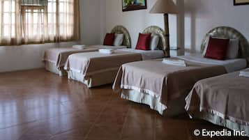 Suite, cocineta | Escritorio y camas extra