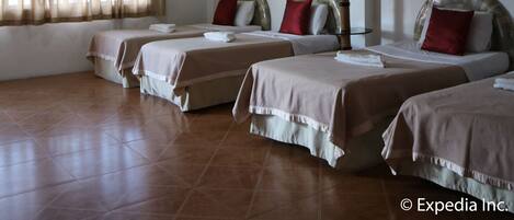 Suite, cocina básica | Escritorio y camas supletorias