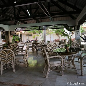 Breakfast, lunch, dinner served; international cuisine 