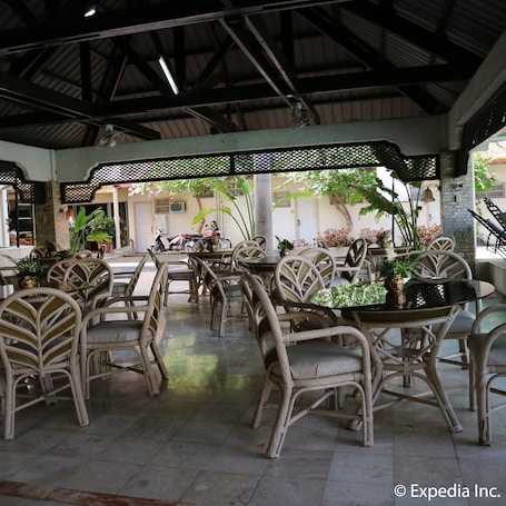 Breakfast, lunch, dinner served; international cuisine