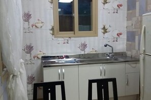 Deluxe Twin Room | Private kitchen | Fridge, microwave, coffee/tea maker - Nogorogi Pension (Seogwipo)