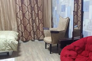 Deluxe Twin Room | Living area | Flat-screen TV - Nogorogi Pension (Seogwipo)