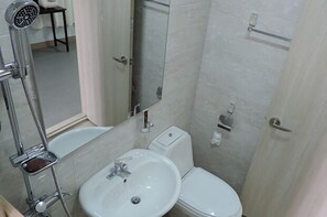 Deluxe Twin Room | Bathroom | Shower, free toiletries, towels - Nogorogi Pension (Seogwipo)