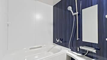 Bañera con ducha, bañera profunda, artículos de tocador gratuitos