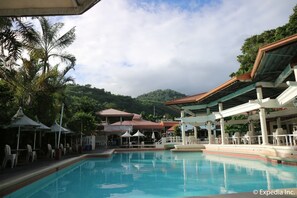 10 outdoor pools - Splash Mountain Resort Hotel (Los Banos)