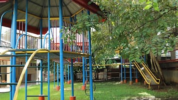 Área de juegos infantiles al aire libre