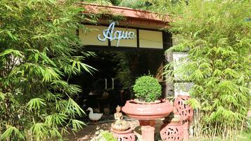 Perawatan tubuh, pijat Swedia, pijat Thailand, dan body scrub