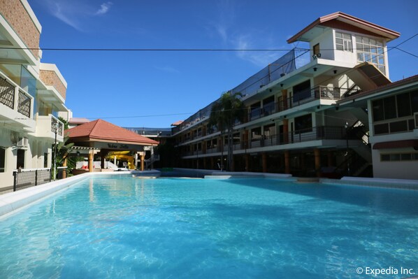 3 outdoor pools