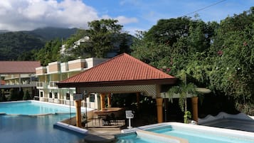 3 kolam renang outdoor