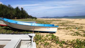 Di pantai, pasir putih