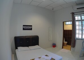 标准双人房 | 办公桌、折叠床/加床（额外收费）、免费 WiFi、床单