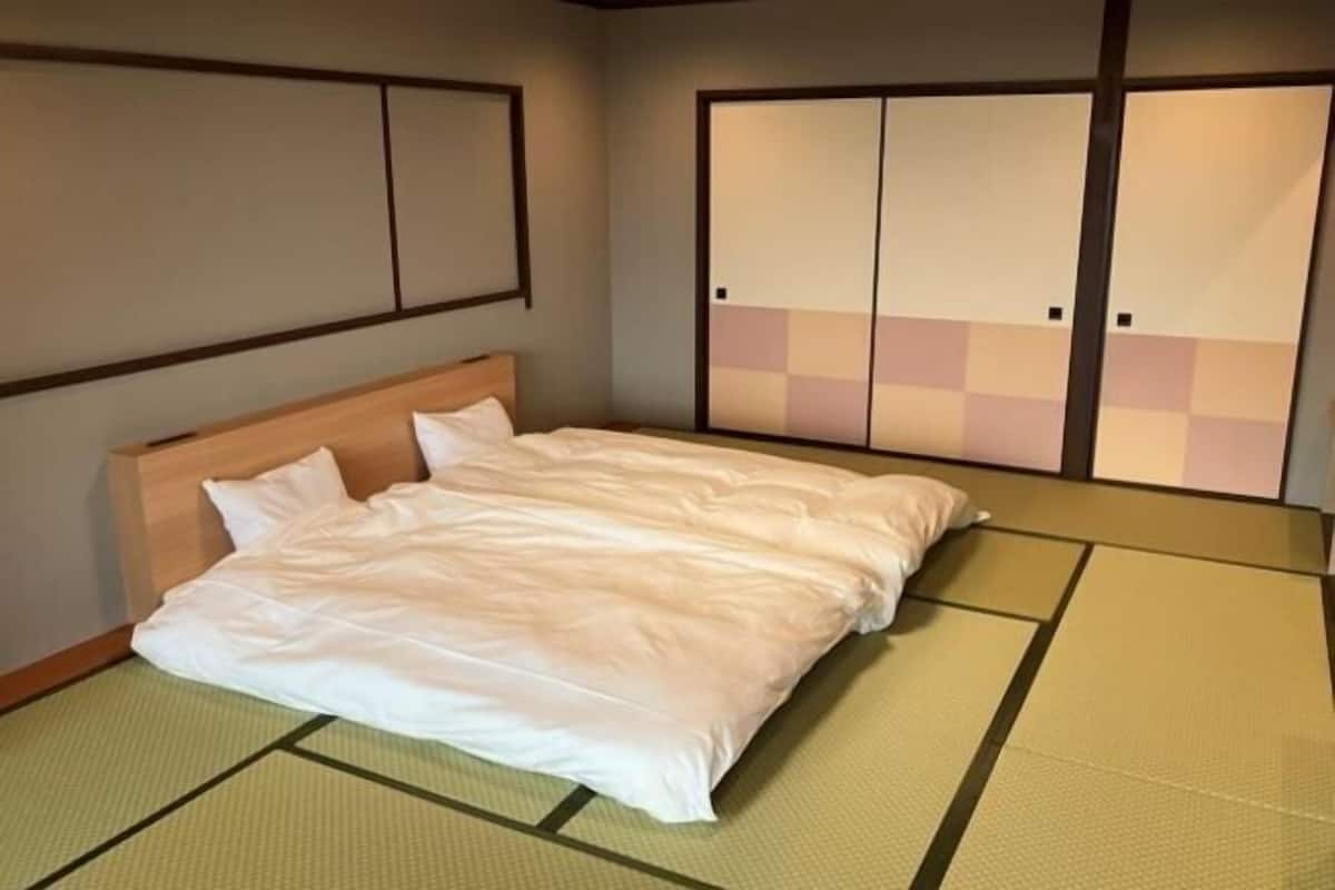 Minibar, Zimmersafe, Schreibtisch, laptopgeeigneter Arbeitsplatz