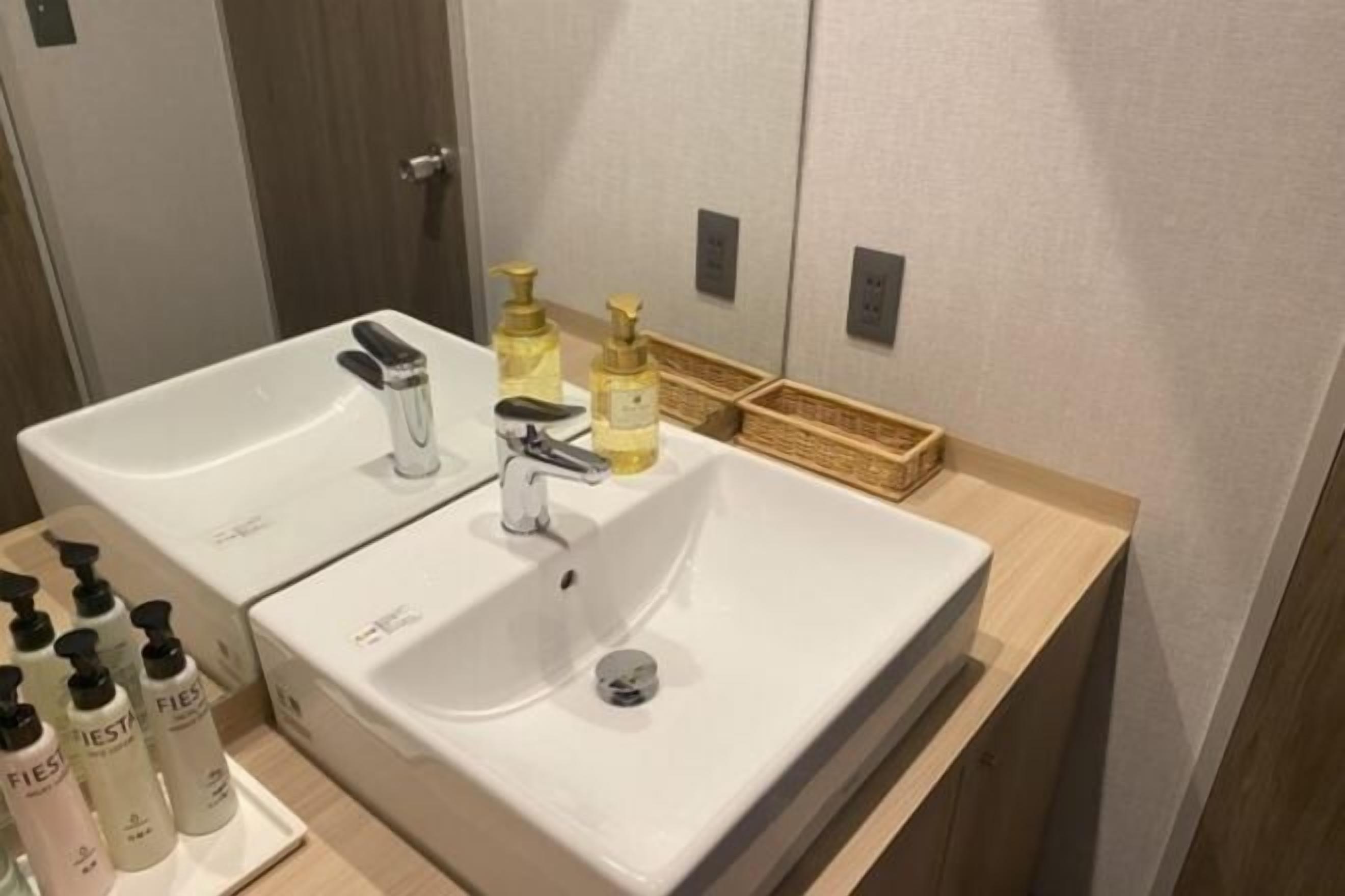 Bathroom | Separate tub and shower, hydromassage showerhead, free toiletries