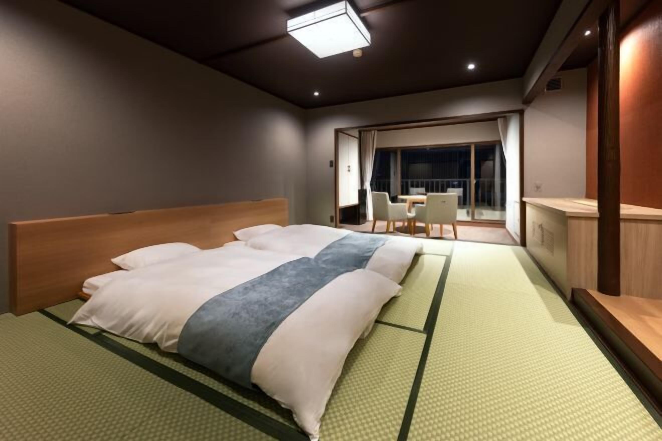 Minibar, coffres-forts dans les chambres, bureau