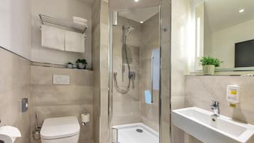 Combined shower/bathtub, hair dryer, towels