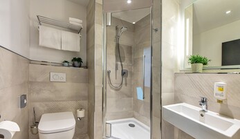 Combined shower/tub, hair dryer, towels