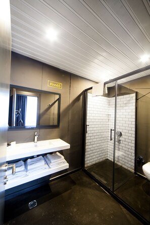 Shower, designer toiletries, hair dryer, slippers - Inn 65 Budget (Ankara)