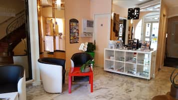 Coin salon dans le hall