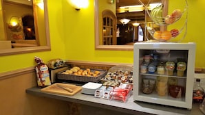 A breakfast buffet with pastries, bread, and dairy products. - Contact Hôtel le Provence (Agen)