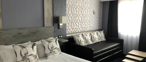 高級寝具、客室ごとに異なる装飾、デスク、アイロン / アイロン台