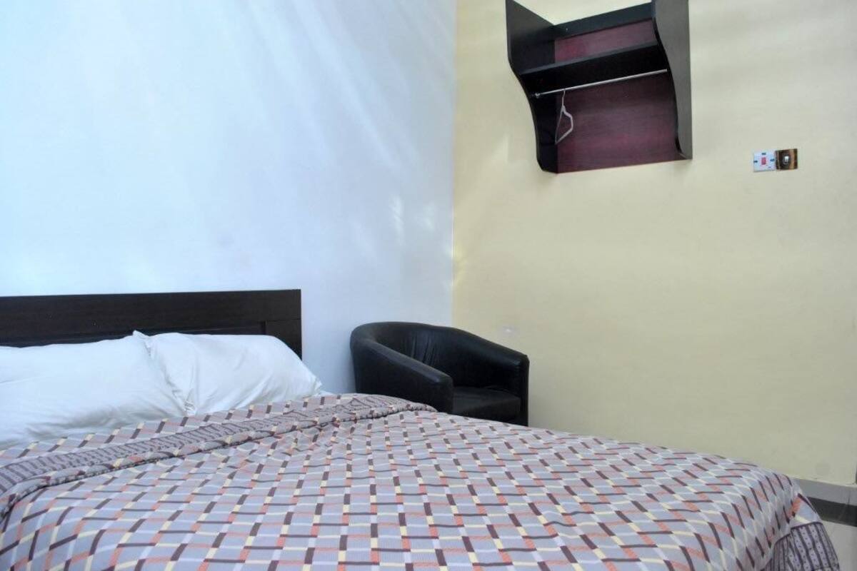 Standard Room | Minibar, in-room safe, desk, iron/ironing board