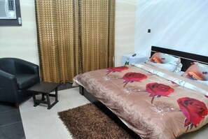 Deluxe Room | Minibar, in-room safe, desk, iron/ironing board