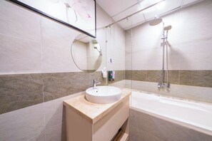 Luxury Double Room, Balcony, River View | Bathroom | Designer toiletries, hair dryer, slippers, towels - Happy Day Riverside Hotel & Spa Danang (Da Nang)