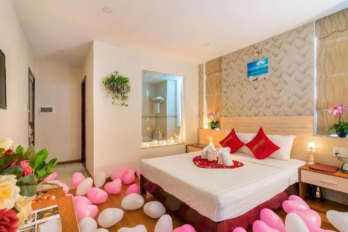 Ein Hotelzimmer mit Bett, Nachttisch und Spiegel.