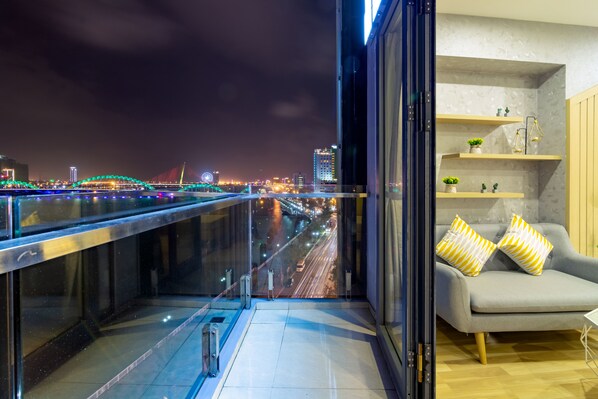 Minibar, bureau, espace de travail pour ordinateur portable