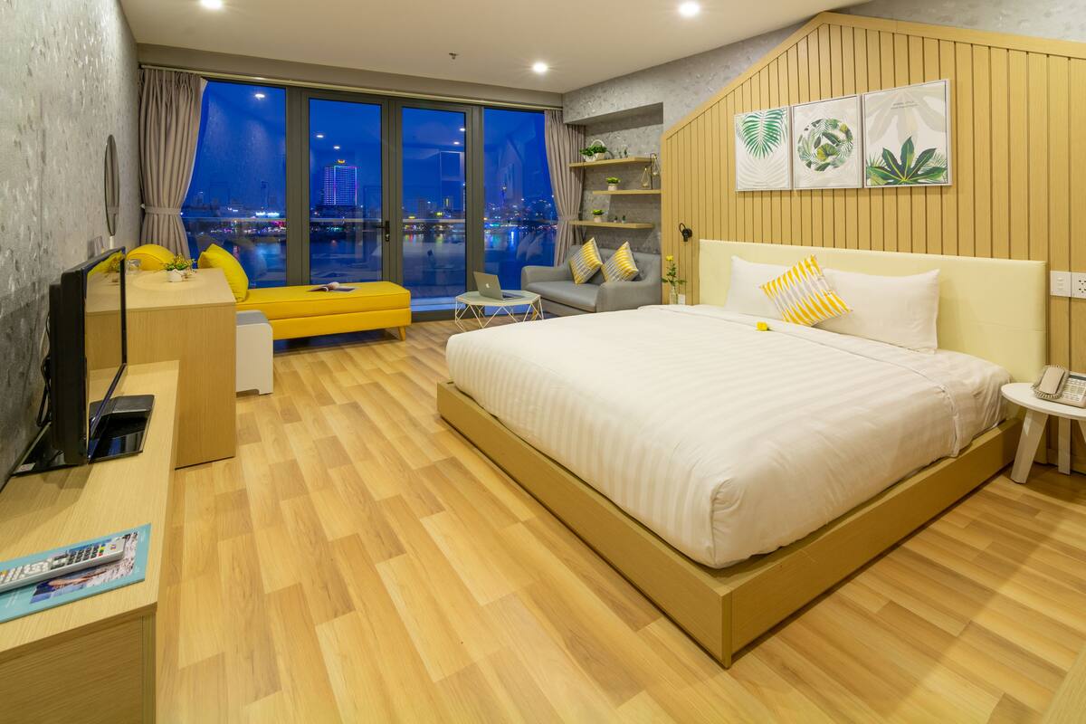 Minibar, desk, laptop workspace, blackout curtains
