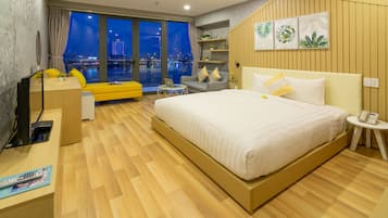 Minibar, escritorio y espacio para trabajar con laptop