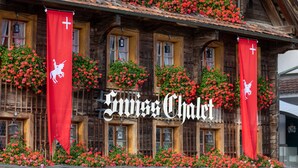 A traditional wooden building with red banners and a sign that reads "Miss Chalet". - Swiss-Chalet Merlischachen - Historik Chalet-Hotel Lodge (Kuessnacht)