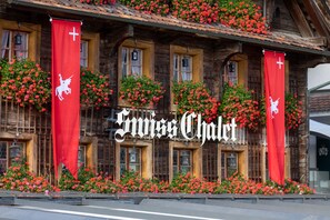 Front of property - Swiss-Chalet Merlischachen - Historik Chalet-Hotel Lodge (Kuessnacht)