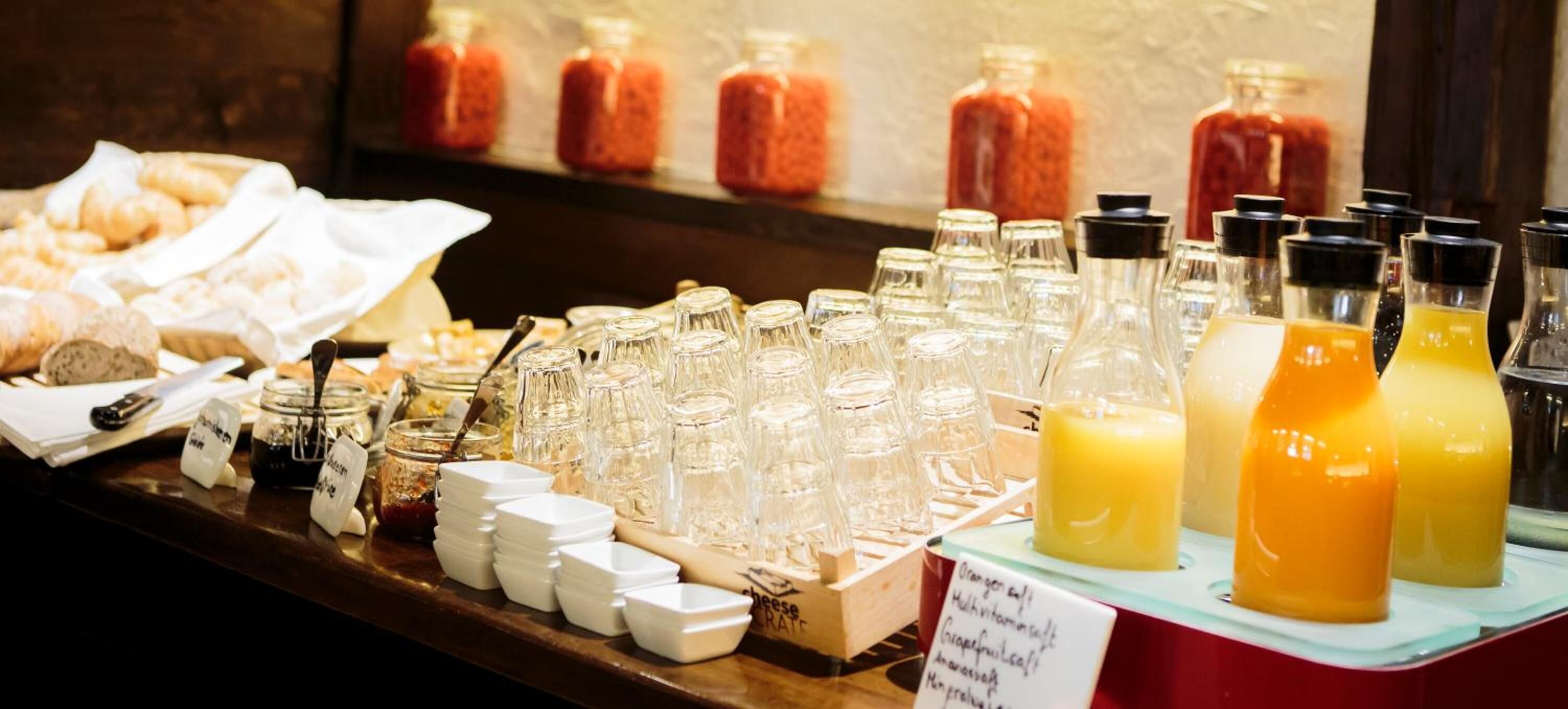 Ein Frühstücksbuffet mit verschiedenen Speisen und Getränken.