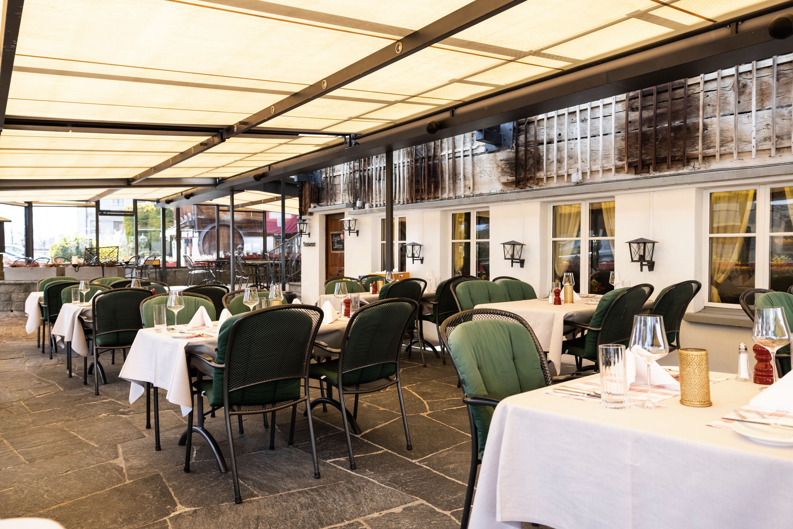 Petit déjeuner et dîner servis sur place, spécialités Cuisine régionale