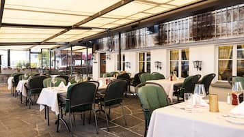 Petit déjeuner et dßner servis sur place, spécialités Cuisine régionale