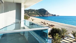 Habitación estándar, vista al mar | Minibar, caja de seguridad en la habitación, escritorio y wifi