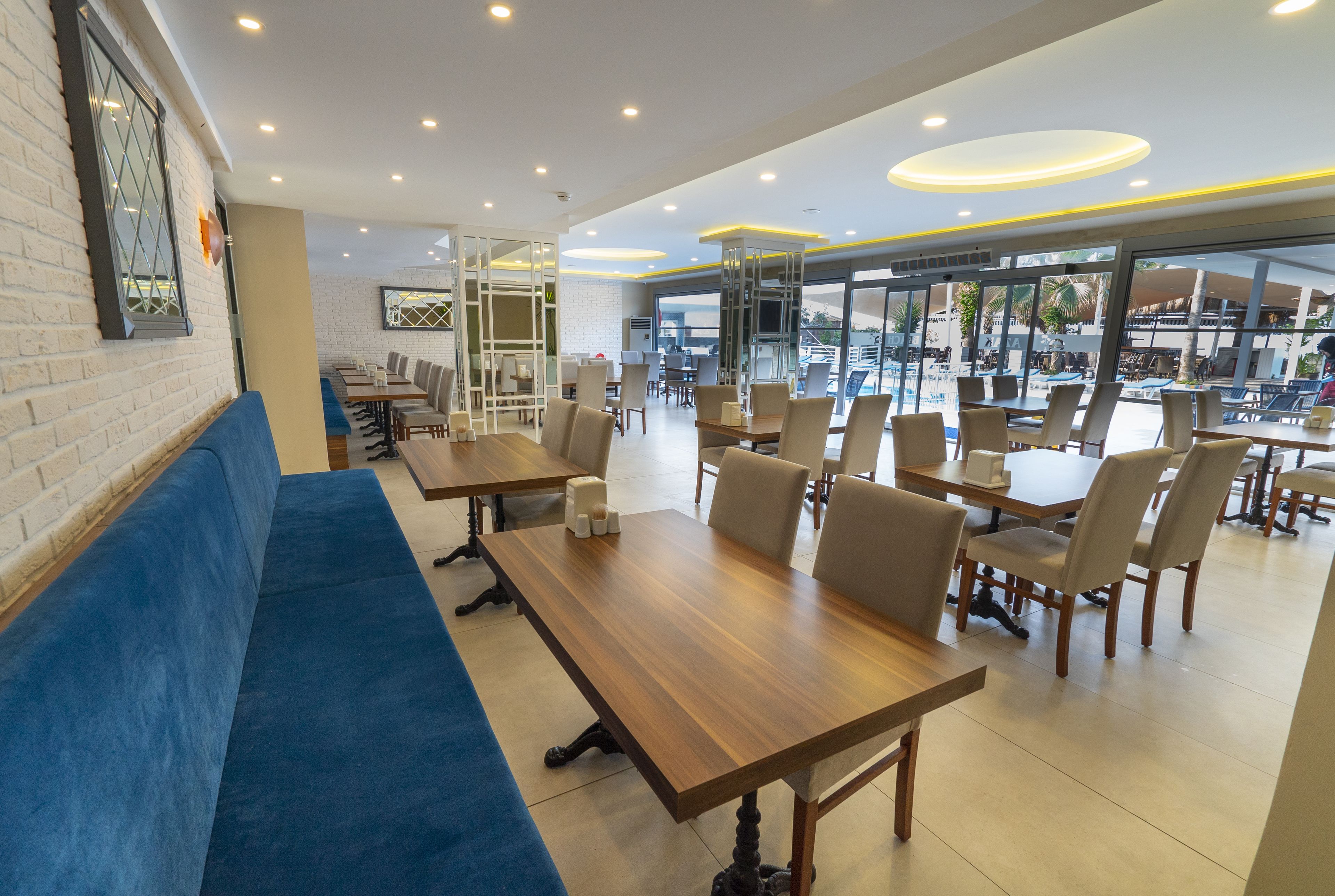 2 restaurants, breakfast, lunch, dinner served; international cuisine 