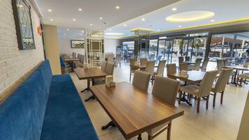 2 restaurants, breakfast, lunch, dinner served; international cuisine