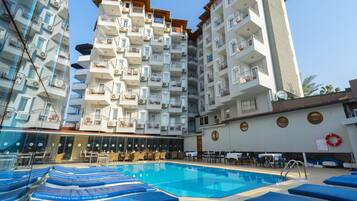 2 piscines extérieures, parasols de plage, chaises longues