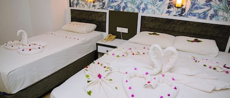 Standard Double or Twin Room, Pool View | Bar mini, peti besi dalam bilik, meja, Wi-fi