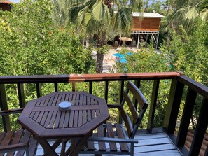 Minibar, escritorio y sistema de insonorización