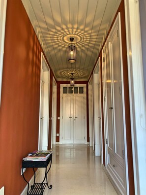 Quarto casal superior, 1 quarto, suíte, vista para a cidade | Frigobar, cofres nos quartos, cortinas blackout, quartos à prova de som