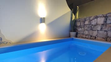 Una piscina al aire libre, sombrillas