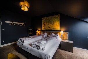 Basic-Suite, 2 Schlafzimmer | Schreibtisch, laptopgeeigneter Arbeitsplatz, Verdunkelungsvorhänge