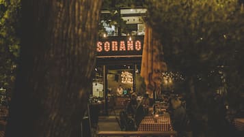 餐饮