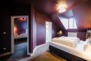 Basic-Dreibettzimmer, 2 Schlafzimmer | 1 Schlafzimmer, individuell dekoriert, Schreibtisch
